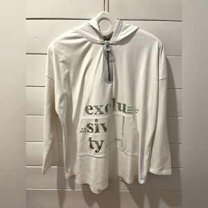 🤍TRICOTTO – WHITE HOODED TOP WITH ZIP DETAIL – EST. SIZE XL–XXL